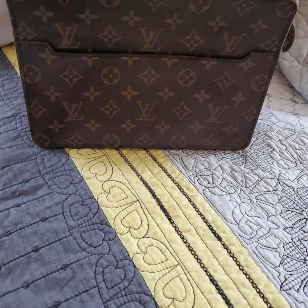 Women Louis Vuitton clutch great condition